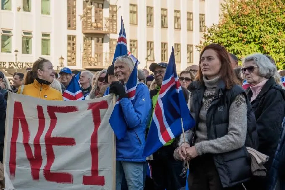 Opponents of renewing EU talks lead in Iceland referendum