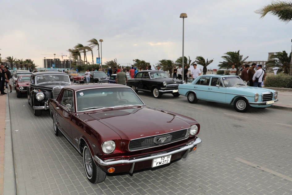Vice-President of Heydar Aliyev Foundation Leyla Aliyeva and Arzu Aliyeva watch classic car parade and exhibition (PHOTO)