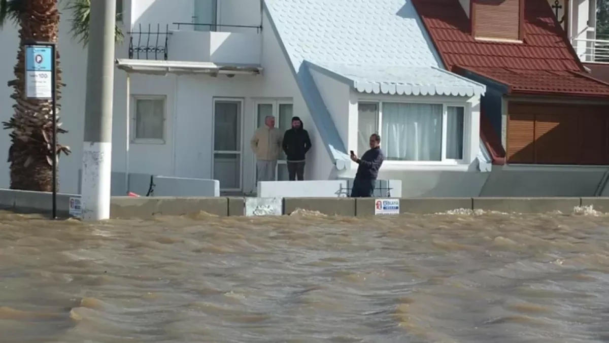 Brutal storm batters Türkiye Roofs torn off, walls collapse, lighthouse topples / Photo