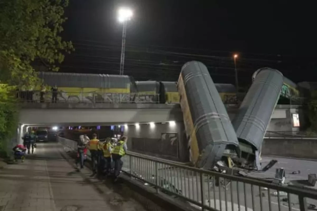 Freight train derails from bridge in Munich, leaving one seriously injured