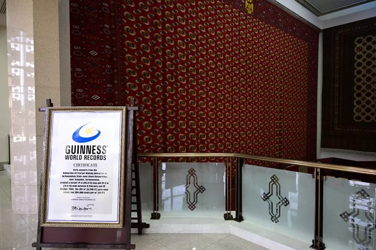 Azerbaijani delegation visits Turkmen Carpet Museum in Ashgabat PHOTO