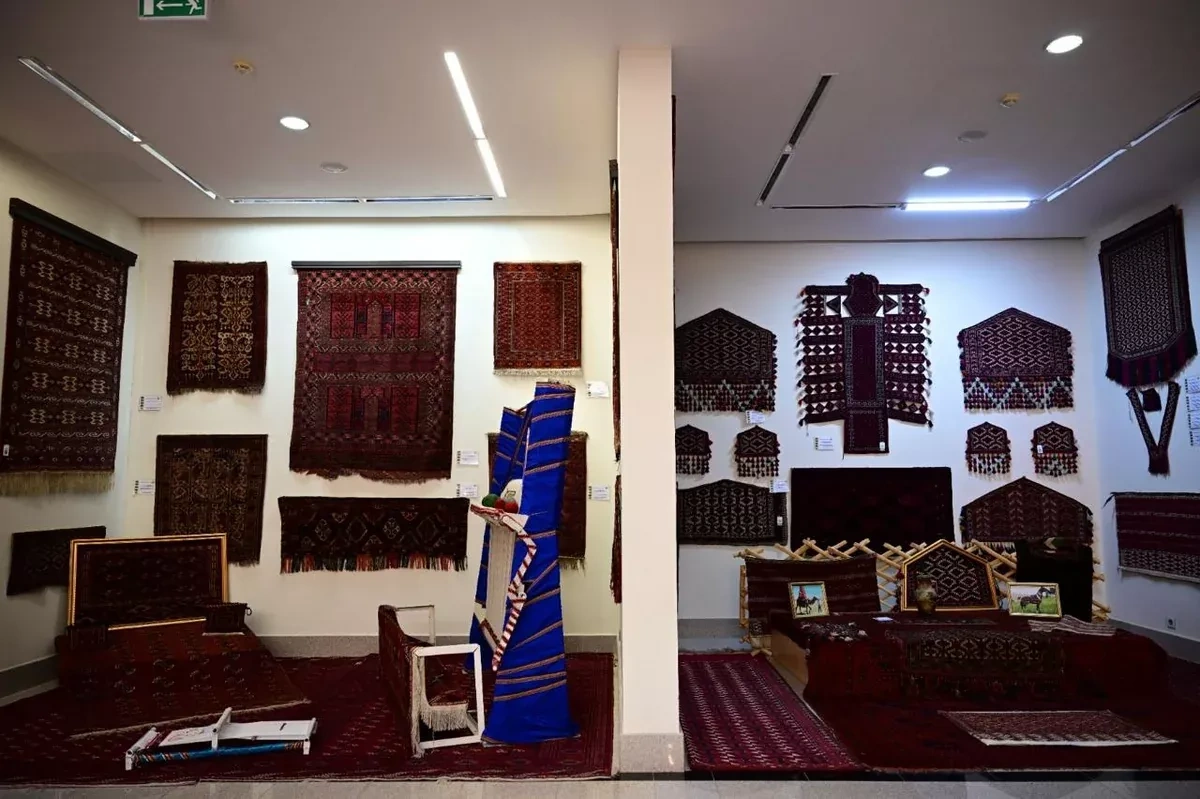 Azerbaijani delegation visits Turkmen Carpet Museum in Ashgabat PHOTO