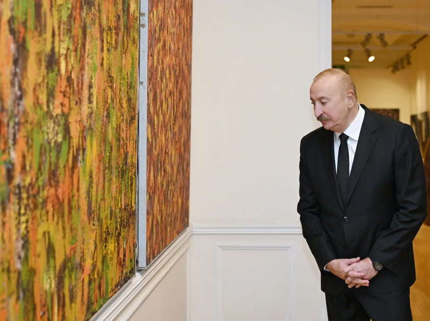 President Ilham Aliyev, First Lady Mehriban Aliyeva, and family members view retrospective exhibition titled “My Absheron: Plus”