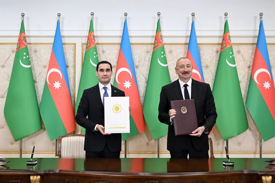 Azerbaijan and Turkmenistan exchange documents (PHOTO)