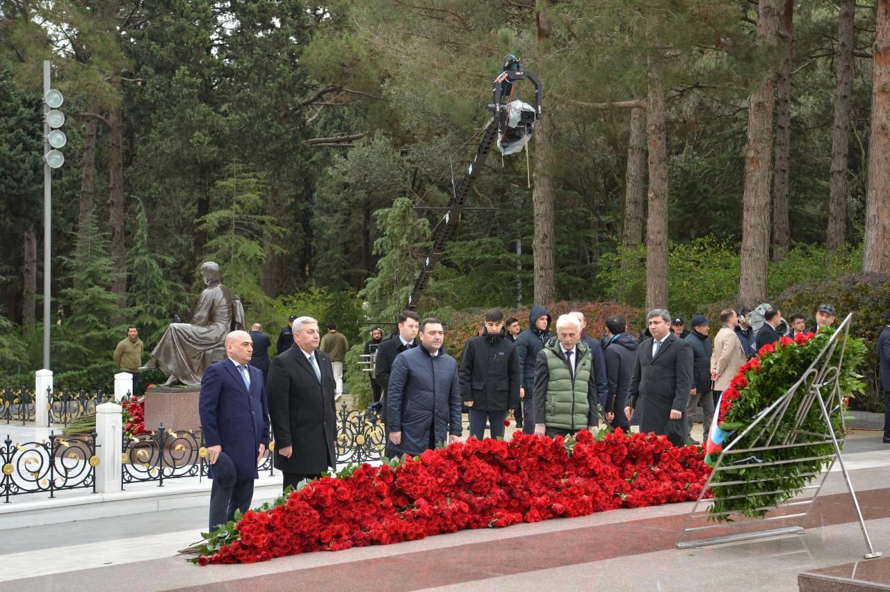 Azerbaijani Parliament staff commemorate National Leader Heydar Aliyev at Alley of Honor (PHOTO)