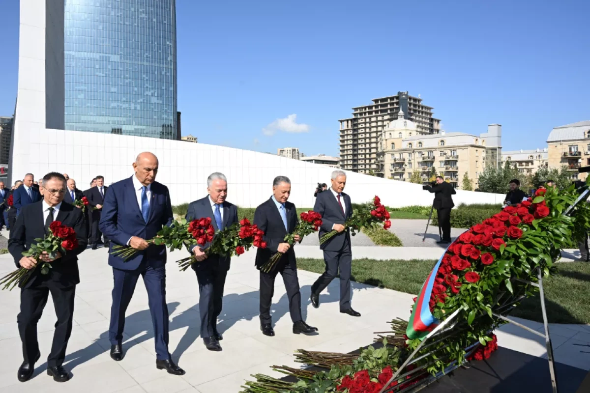 Azerbaijani state officials visit Victory Park to pay tribute to martyrs PHOTO