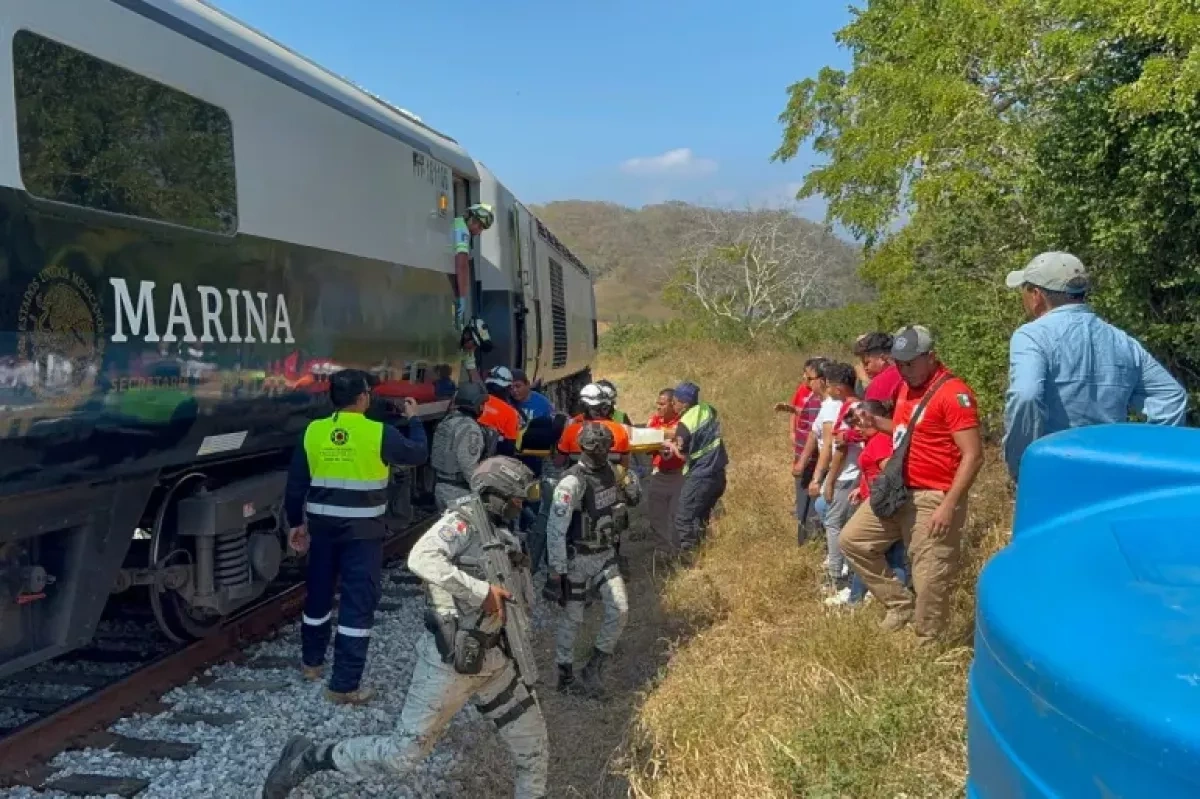 Train derails in Mexico, killing 13 PHOTO