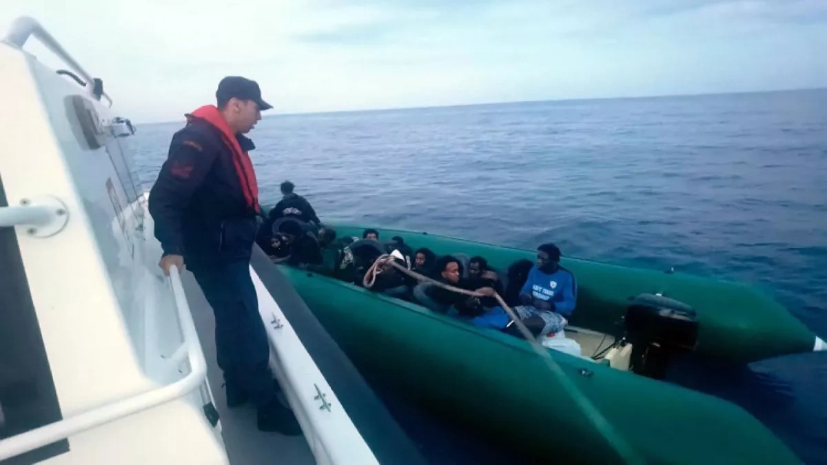 Türkiye rescues 26 migrants, including children, off Izmir coast PHOTO