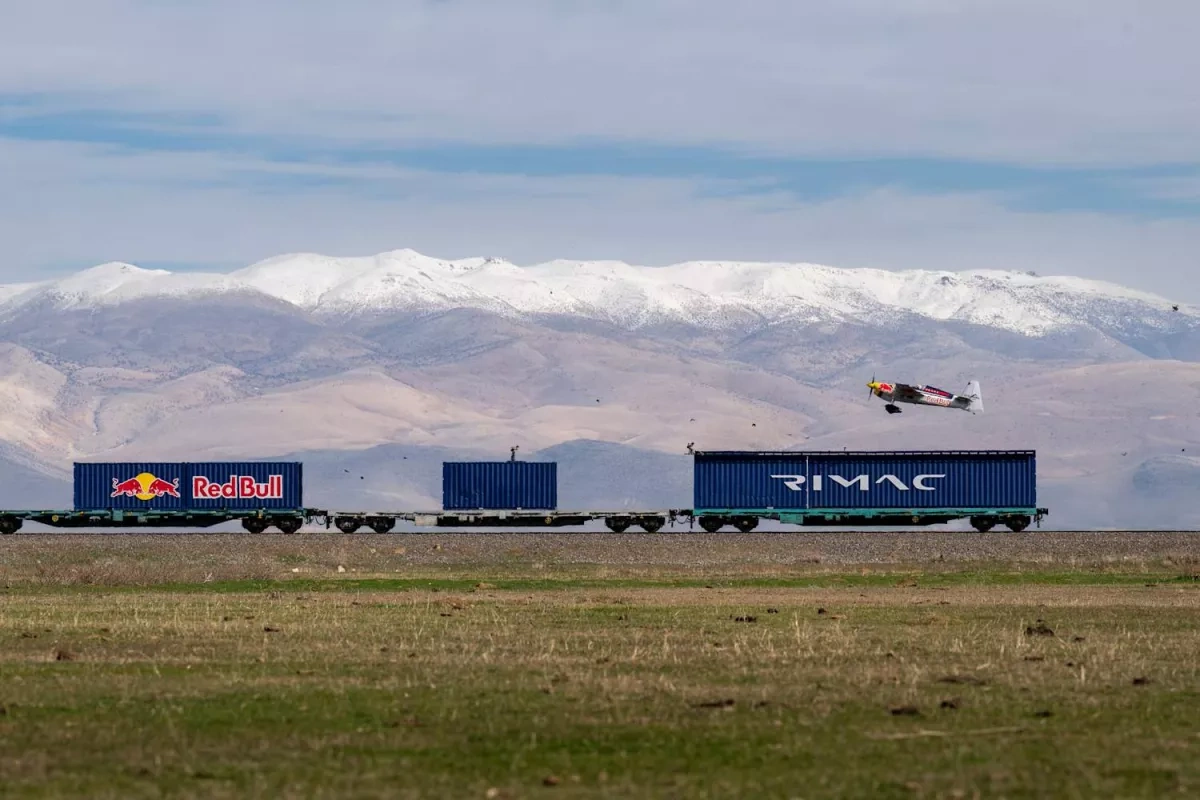 Italian daredevil lands plane on high-speed train in Türkiye PHOTO / VIDEO