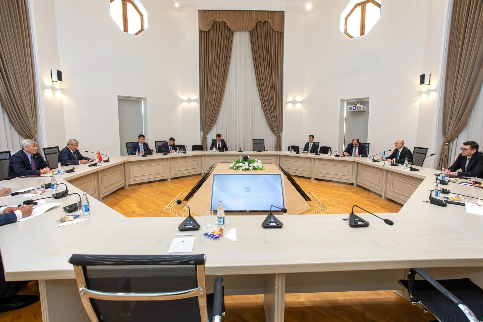 Azerbaijan, Kyrgyzstan explore expansion of energy co-op at Baku Energy Week (PHOTO)