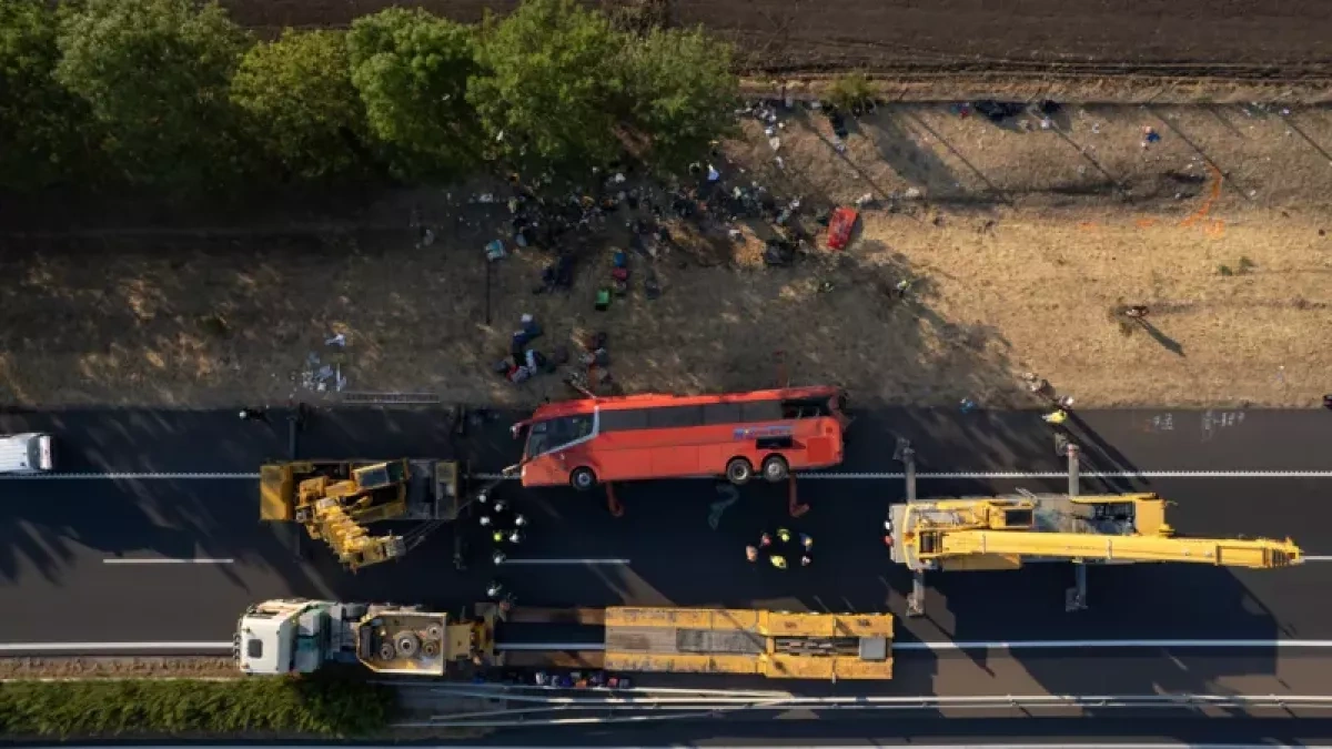 Polish tourist bus overturns in Hungary, leaving 12 dead PHOTO