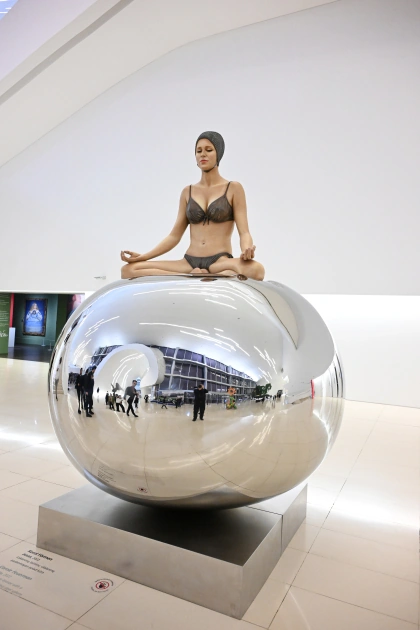World-renowned American sculptor Carole Feuerman’s exhibition “Reborn into the Water” opens at Heydar Aliyev Center (PHOTO)
