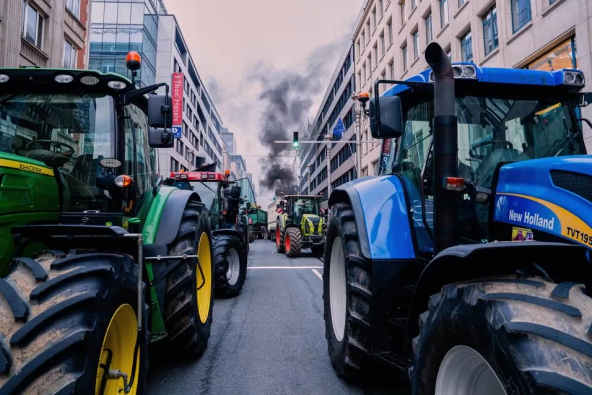 Hundreds of tractors paralyze Brussels in farmers’ EU budget protest