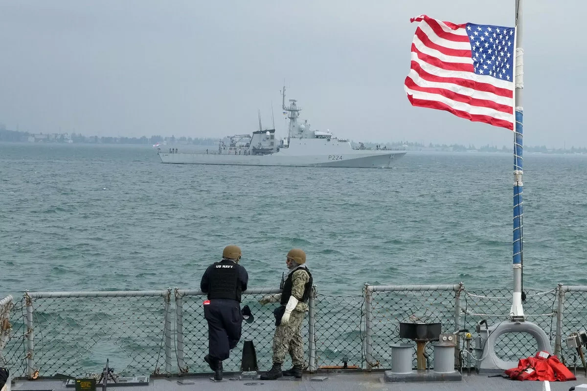 US navy, air force conduct joint live-fire drills