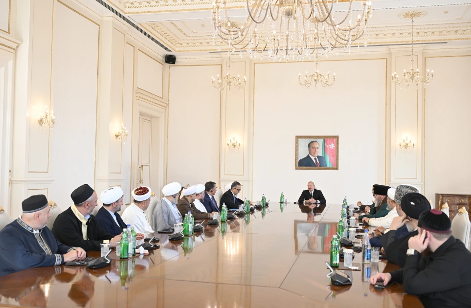 President Ilham Aliyev receives participants of international conferences held in Baku (PHOTO)