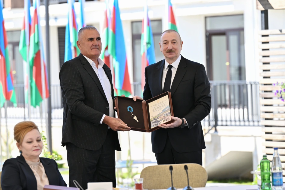 President Ilham Aliyev meets with families moving to first residential complex in Zangilan city (PHOTO)