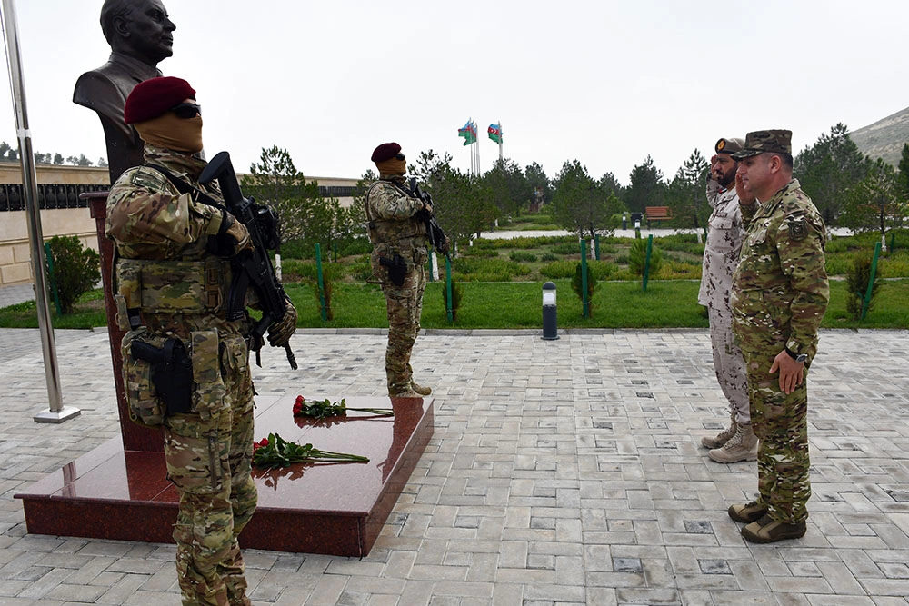 UAE Presidential Guard commander visits Azerbaijan (PHOTO)