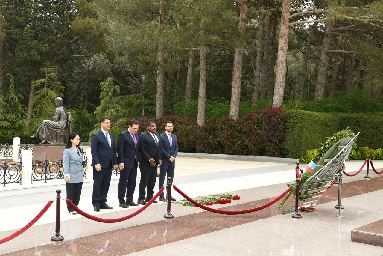 IPU Secretary General pays visit to Alley of Honors and Victory Park (PHOTO)