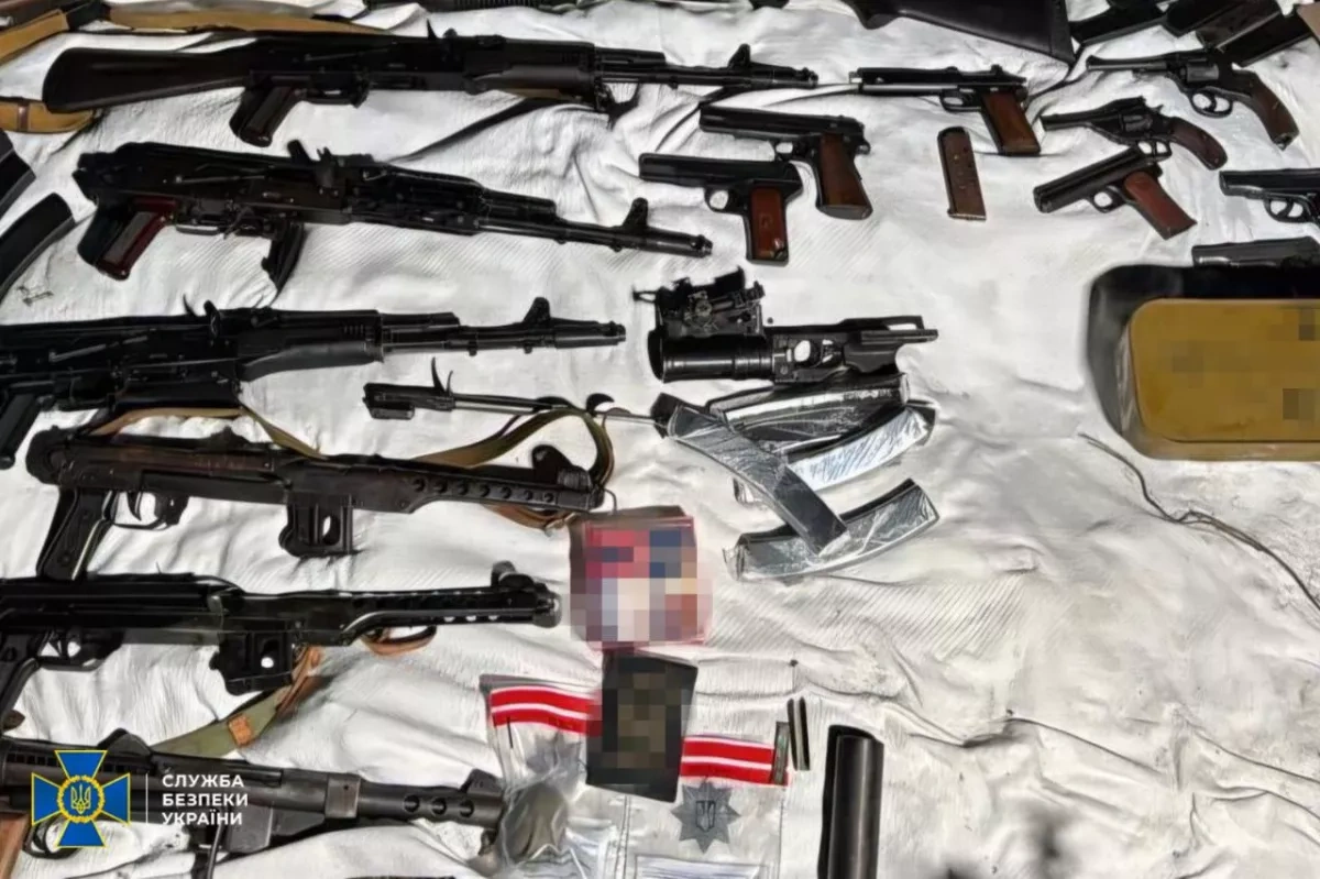 Ukraine police foil sale of large cache of frontline weapons Photo