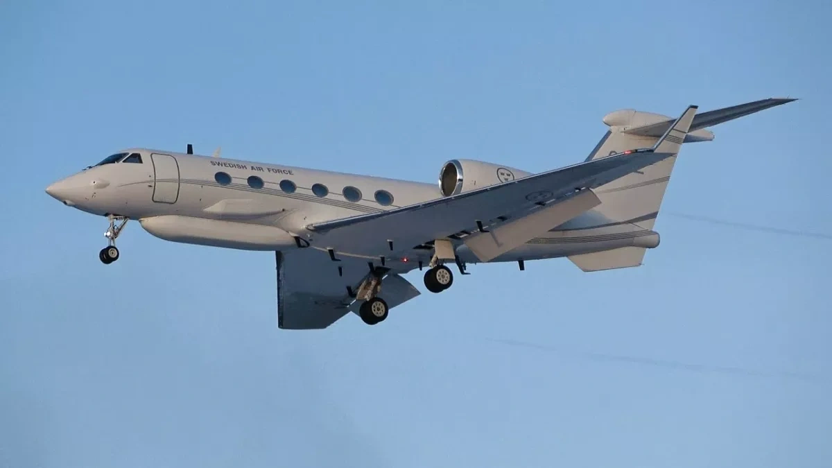 Swedish spy plane flies along Russia’s border for second day