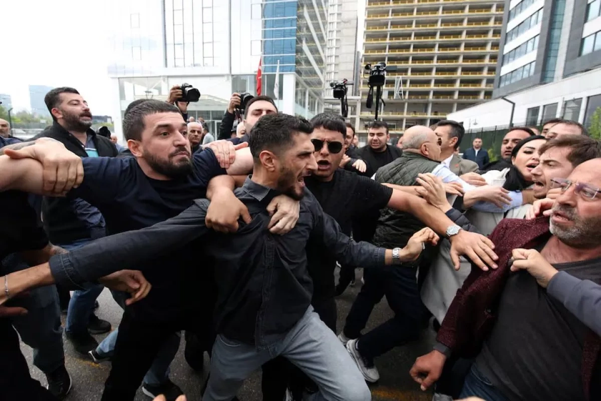 Reuters: Turkish police storm opposition party headquarters in Ankara PHOTO