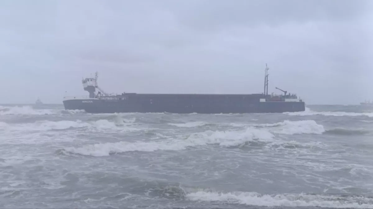 Eight crew stranded after ship runs aground in Türkiye's Sakarya PHOTO
