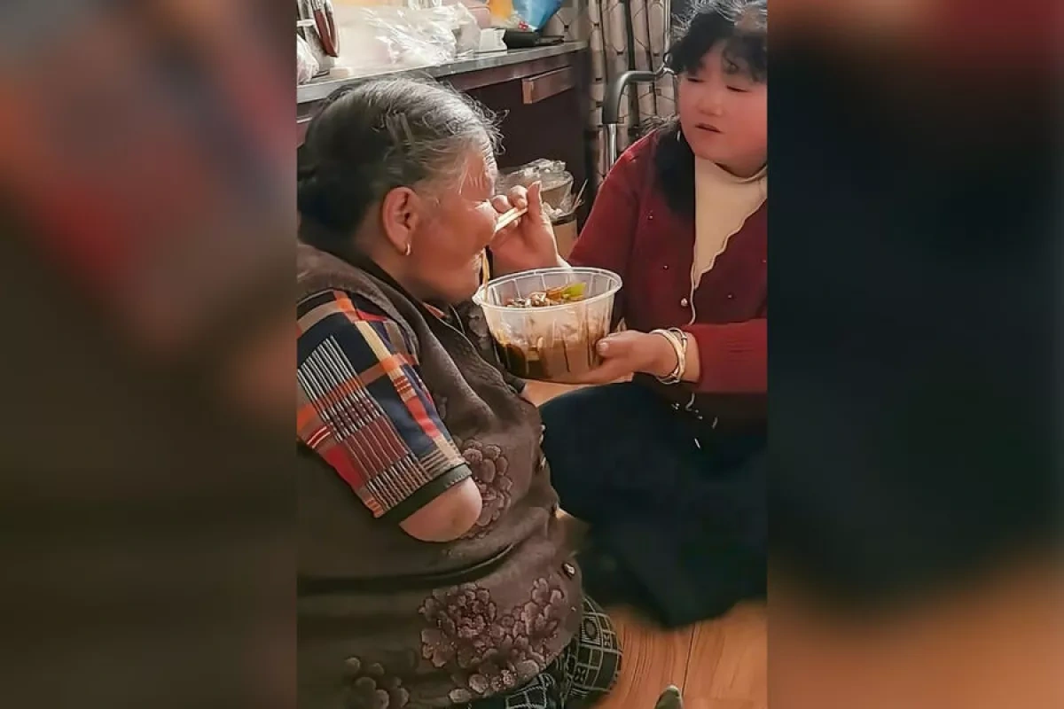 Chinese woman born without limbs raises three children and goes viral