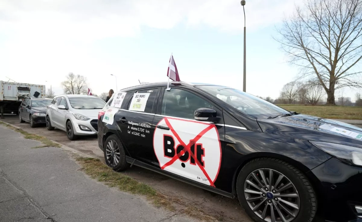 Riga taxi drivers protest Bolt policies, causing traffic disruption PHOTO