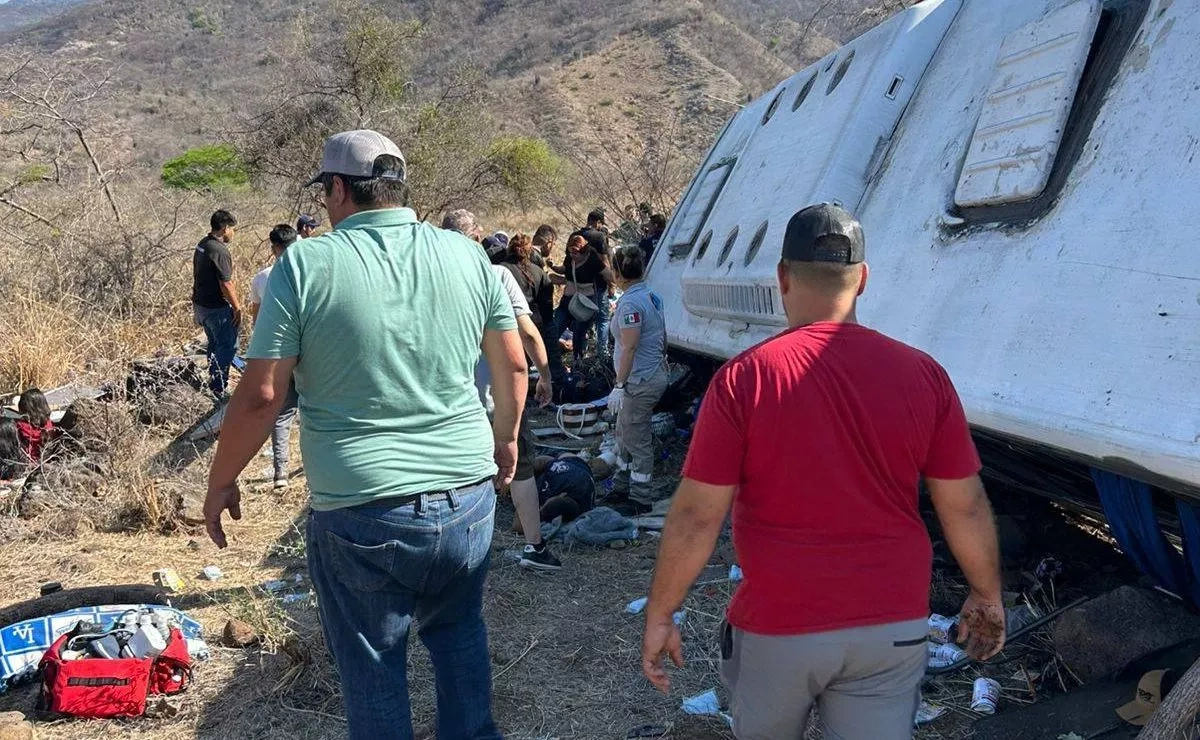 At least 11 dead as tourist bus overturns in Mexico Photo