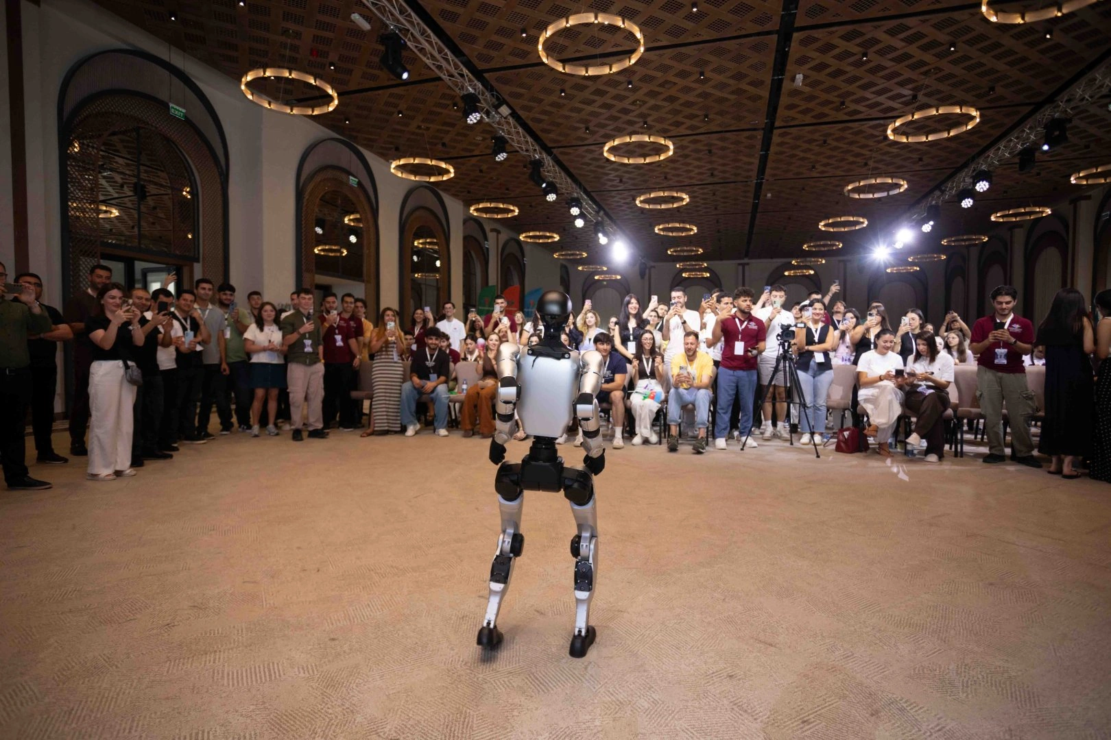 Azerbaijani diaspora youth demonstrates special interest in humanoid robot show (PHOTO)