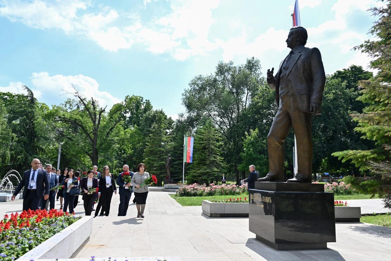 Speaker of Azerbaijani Parliament visits monument to National Leader Heydar Aliyev in Belgrade (PHOTO)