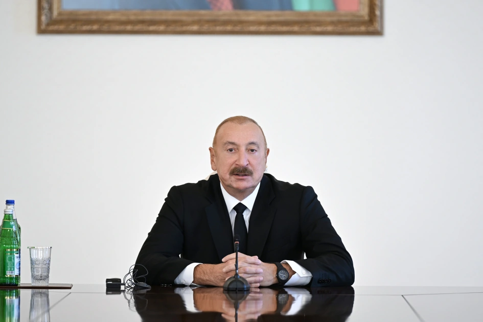 President Ilham Aliyev receives participants of international conferences held in Baku (PHOTO)
