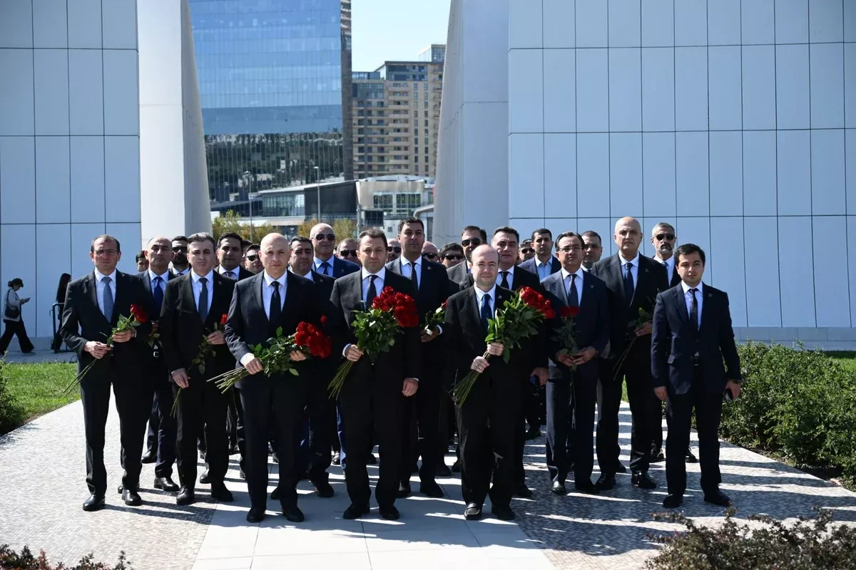 Azerbaijan’s Foreign Ministry leadership honors martyrs at Victory Park