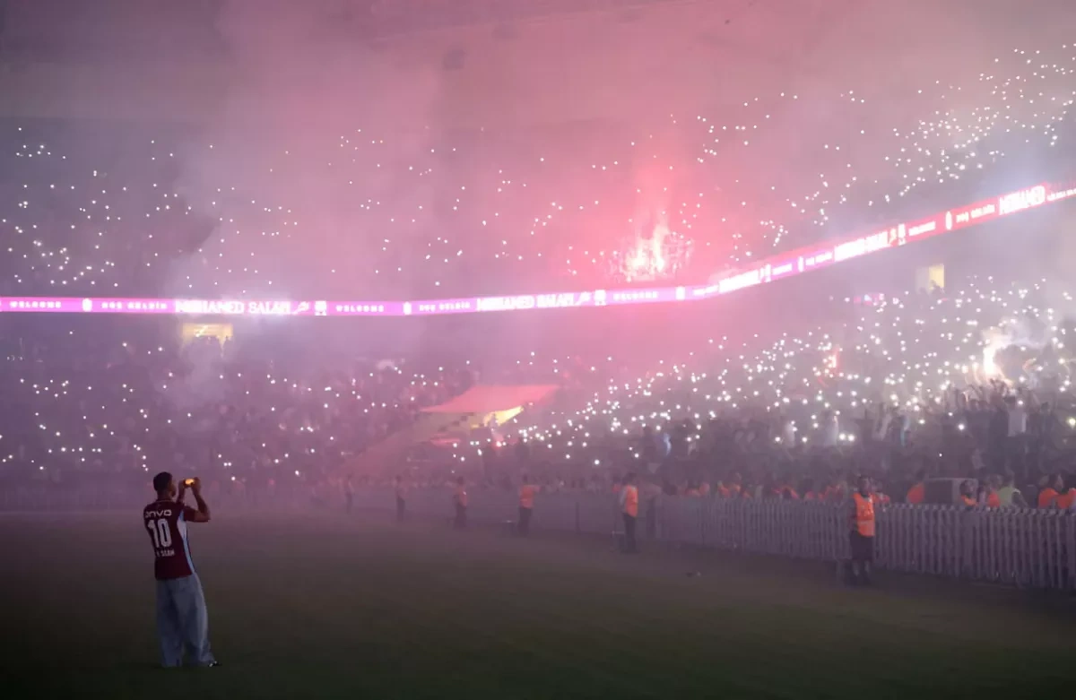Egyptian football star receives hero's welcome by Turkish fans following transfer PHOTO/VIDEO