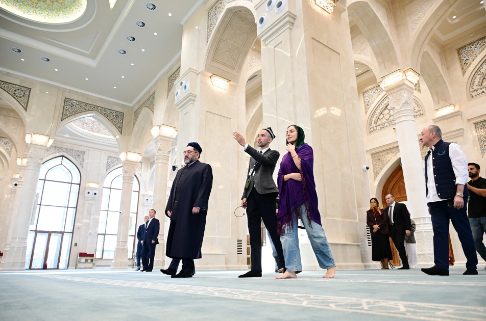 Heydar Aliyev Foundation VP Leyla Aliyeva visits “The World Through a Child’s Eyes” exhibition and Imam al-Bukhari Memorial Complex in Samarkand (PHOTO)