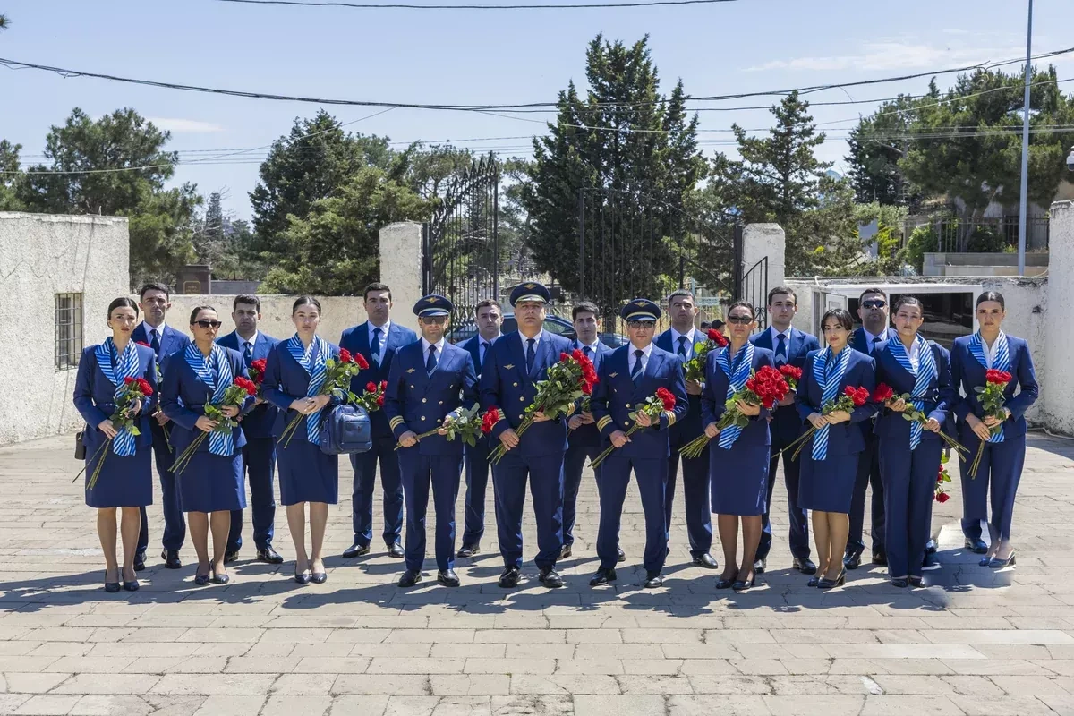AZAL staff pay tribute to Azerbaijani National Hero Hokuma Aliyeva PHOTO