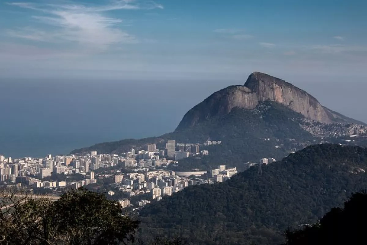 Tourists stranded on Rio hilltop as police operation triggers gunfire