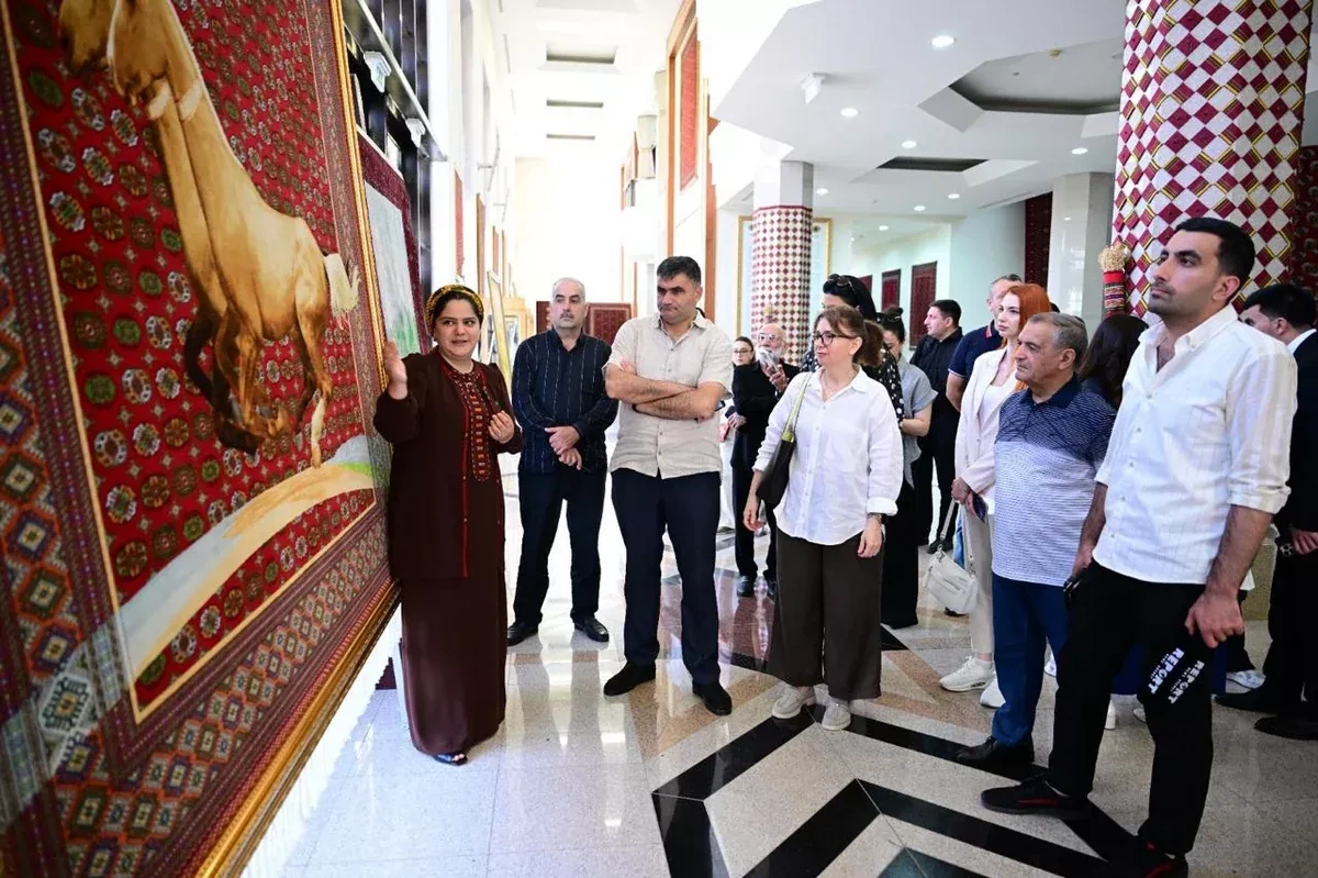 Azerbaijani delegation visits Turkmen Carpet Museum in Ashgabat PHOTO