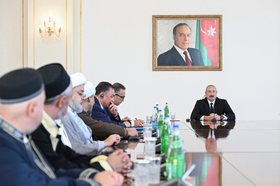 President Ilham Aliyev receives participants of international conferences held in Baku (PHOTO)
