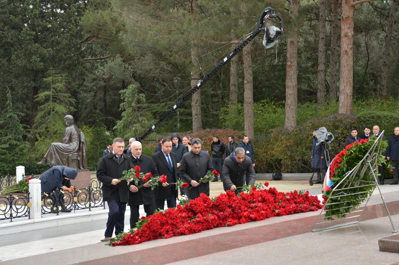 Azerbaijani Parliament staff commemorate National Leader Heydar Aliyev at Alley of Honor (PHOTO)
