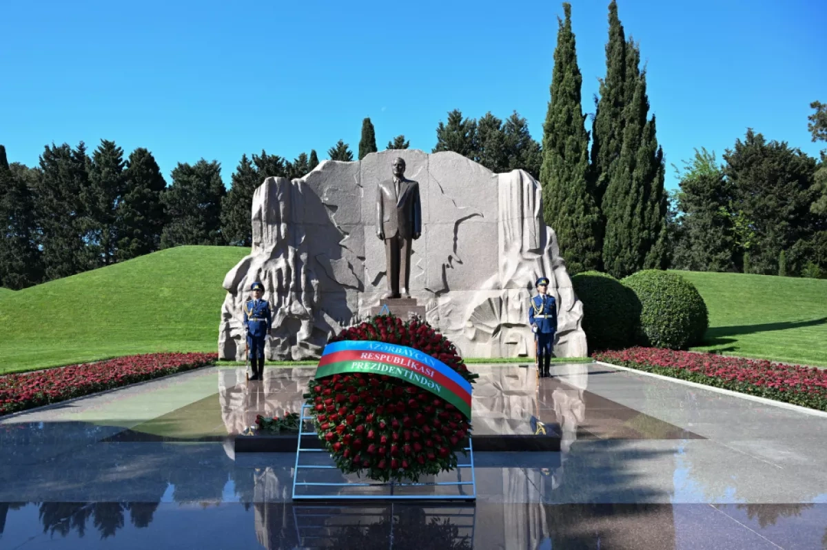 Azerbaijani president, first lady pay tribute to National Leader Heydar Aliyev Photo