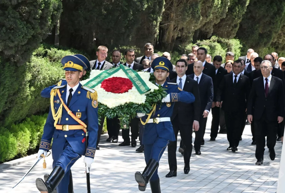 Turkmen president visits Alley of Honour, Victory Park during Baku trip PHOTO