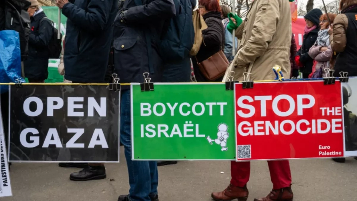 France’s proposed anti-semitism law sparks heated debate, mass protests