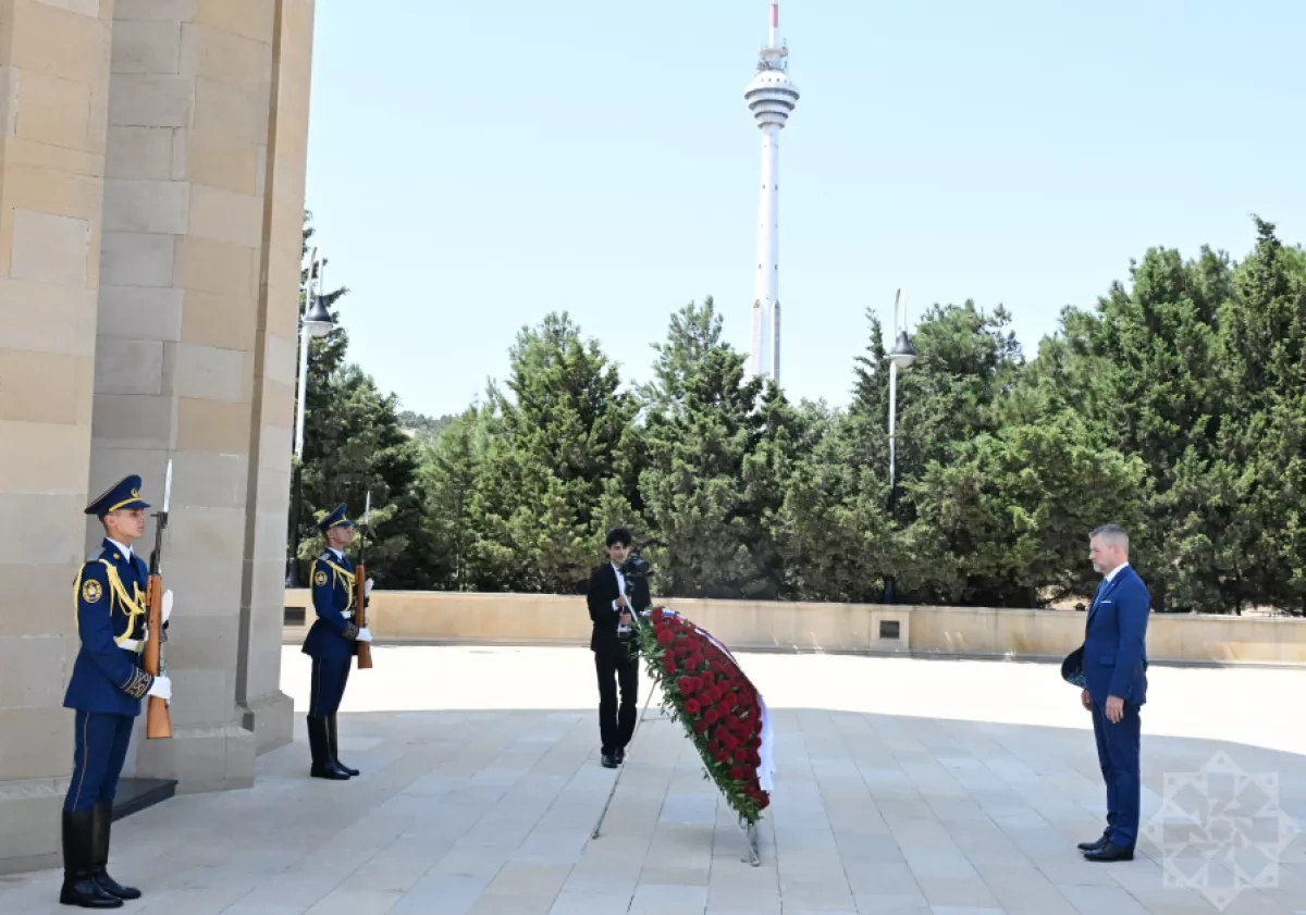 Slovak president pays tribute to Azerbaijan’s heroes at Baku’s Alley of Martyrs PHOTO