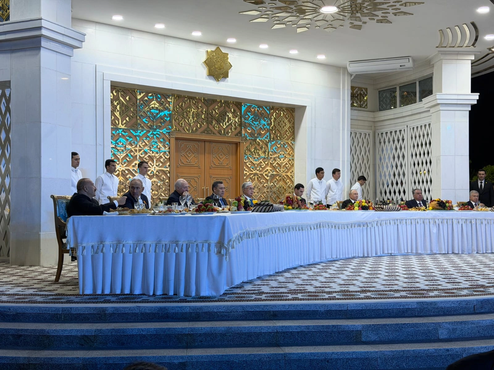 President Ilham Aliyev and Nikol Pashinyan hold informal conversation in Turkmenbashi