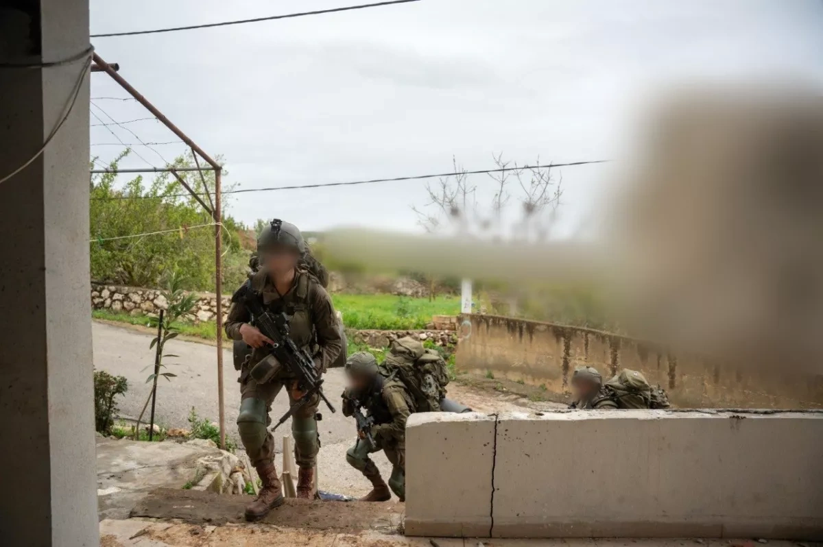 Israeli military seizes weapons, strikes "Hezbollah infrastructure" in Lebanon Photo