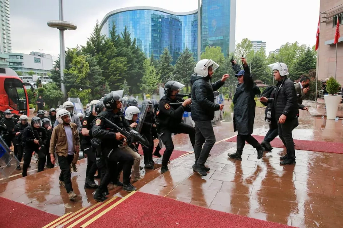 Reuters: Turkish police storm opposition party headquarters in Ankara PHOTO