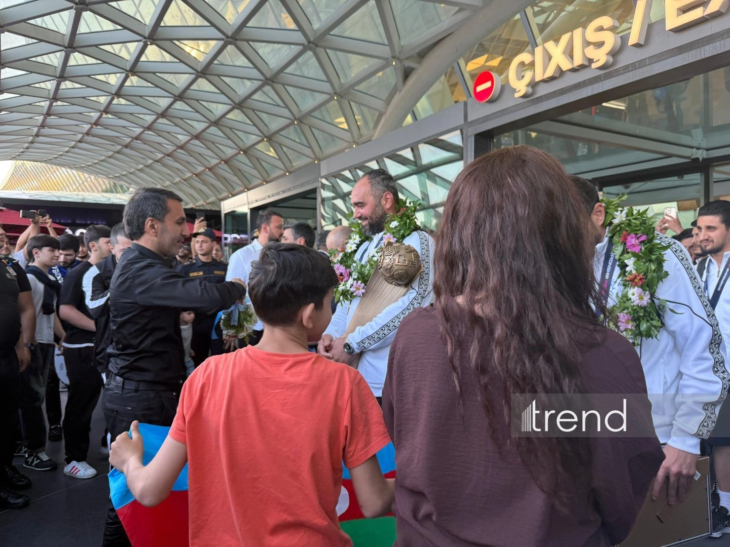 Azerbaijan’s European minifootball champions return home (PHOTO)