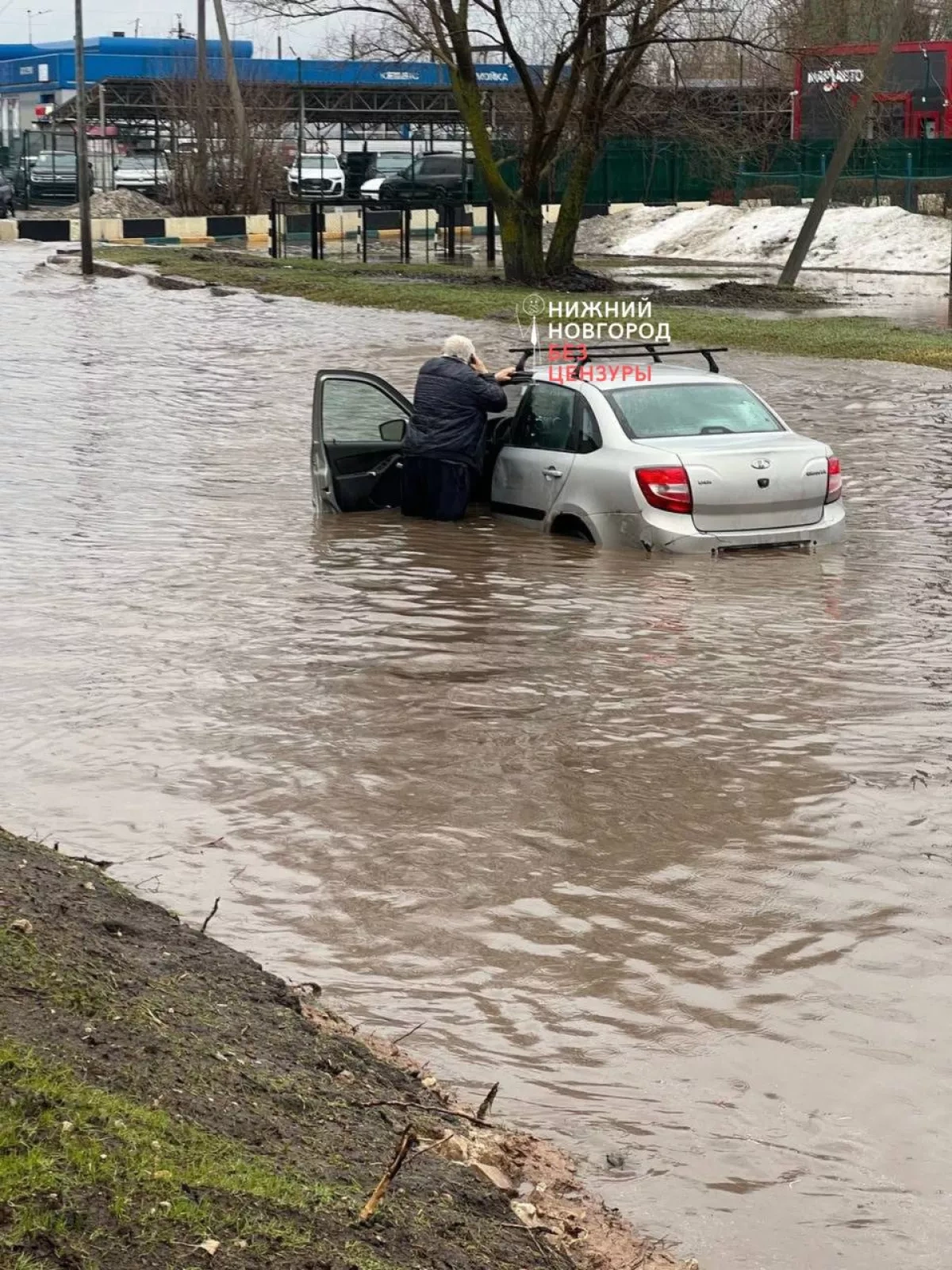 Floods in Russia’s Nizhny Novgorod: Cars floating on submerged roads PHOTO