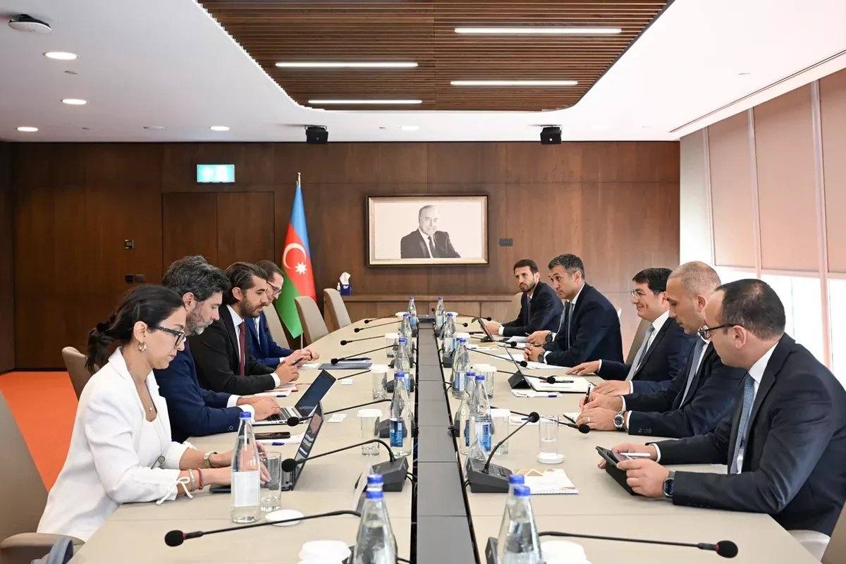 Azerbaijan, Santander Bank discuss financing for investment projects